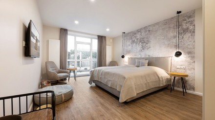 In allen Suiten sind auch Hunde willkommen. Deshalb steht auch ein Hundebett zur Verfügung. (Foto: © Alexander Zachen)
Suite mit Hundebett