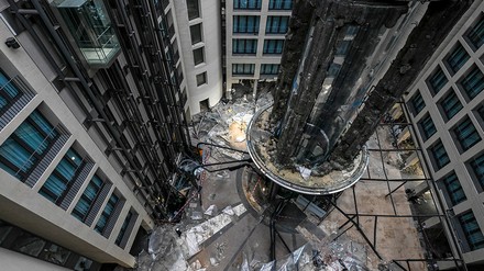 Starke Zerstörungen nach dem Platzen des Großaquariums in der Hotellobby in einem Gebäudeteil des Dom Aquarées. (Foto: © picture alliance/dpa | Jens Kalaene)
Geplatztes Riesenaquarium in Berlin.