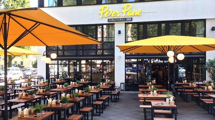 Die „Peter Pane“-Filiale in der Münchner Leopoldstraße hebt sich durch ihren Außenbereich ab. (Foto: © Peter Pane)
Außenbereich der „Peter Pane“-Filiale in der Münchner Leopoldstraße