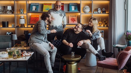 Die Frankfurter Hospitalitygruppe um Micky Rosen und Alex Urseanu freut sich über das neue Mitglied Trinitii. (Foto: © Gekko Group)
Die Frankfurter Hospitalitygruppe um Micky Rosen und Alex Urseanu freut sich über das neue Mitglied Trinitii. (Foto: © Gekko Group)