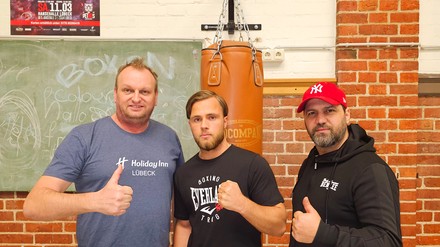 Sie fiebern der Fight Night in der Hansehalle entgegen (v.l.): Hauptsponsor und Direktor des
Holiday Inn Lübeck Christian Schmidt, der Lübecker Profiboxer John Bielenberg und sein Trainer Athar Ghazal. (Foto: © Holiday Inn Lübeck/Natalie Mucenieks)
Christian Schmidt, John Bielenberg und Athar Ghazal.