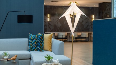 Das voco Chicago Downtown (Foto: © IHG Hotels & Resorts)
Da möchte man sich gleich auf die blaue Couch setzen.