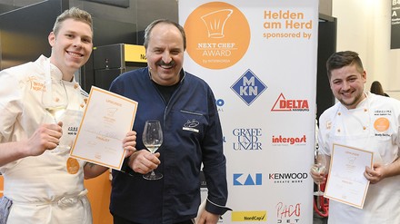 Johann Lafer fiebert dem Kochwettbewerb „Next Chef Award 2023“ entgegen. (Foto: © Hamburg Messe und Congress)
Johann Lafer zusammen mit zwei Jungköchen.