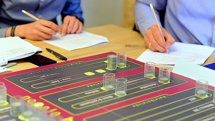 Ein Brettspiel für Hoteliers: Hotel-Mitarbeiter lernen BWL per Brettspie. (Foto: ©Henkel + Henkel)
Spielerisch Wissen vermitteln.
