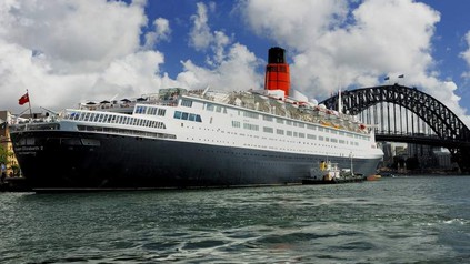 Die Queen Elizabeth 2 auf einem Fluss