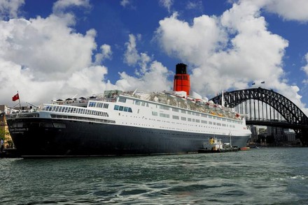 Die Queen Elizabeth 2 auf einem Fluss