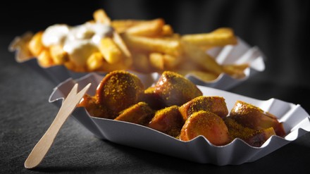 Currywurst mit Pommes