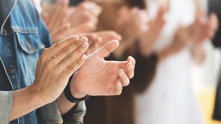 Wer konnte die Jury für den Tourismuspreis Brandenburg in diesem Jahr überzeugen? (Foto: © eggeeggjiew/stock.adobe.com)
Applaudierende Menschen.