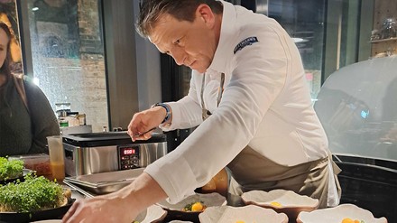 Future Menüs 2023: Exklusives Abend-Event im Chefmanship Centre. (Foto: © HOGAPAGE/Sarah Kleinen)
Ein Koch bereitet gerade ein Menü der Zukunft vor: Es besteht aus Spargel, Schwarztee, Ei, Lachs in der