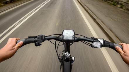 Damit man mit dem E-Bike nicht auf der Strecke bleibt, wurde das Projekt „Ladepünktchen“ ins Leben gerufen. (Foto: © Minelli Studio/stock.adobe.com)
Mit dem E-Bike on Tour.