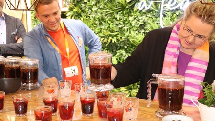 Karin Tischer versucht sich an dem Ice Tea Maker von Teekanne, um einen besonderen Eistee zu kreieren. (Foto: © HOGAPAGE/Sarah Kleinen) Karin Tischer und der Ice Tea Maker