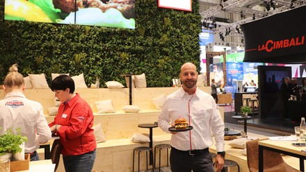 Maik Pötschke präsentiert den Homestyle Chik’n Burger.