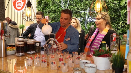 Tea Shot Maker wird mit heißem Wasser befüllt