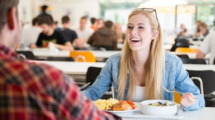 Mensen in Sachsen-Anhalt erholen sich nur langsam von Pandemie. (Foto: © engel.ac/stock.adobe.com)
Frau isst in der Mensa