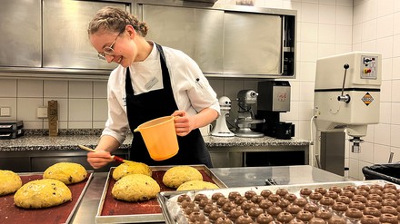 Marleen Oehmke bereitet in der Patisserie des Kempinski Hotel Berchtesgaden den Osterfladen vor. (Foto: © Kempinski Hotel Berchtesgaden)
Marleen Oehmke bei der Arbeit.