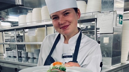 Yvonne Göttlinger absolviert derzeit eine Ausbildung bei Seachefs. Yvonne Göttlinger in der Küche.