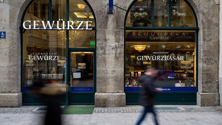 Muss Schuhbecks Gewürzladen geräumt werden? (Foto: © picture alliance/dpa | Lennart Preiss) Schubecks Gewürzladen in München