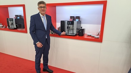 Ralf Hüge, Geschäftsführer der Jura Gastro Vetriebs-GmbH präsentiert die Giga W10. (Foto: © HOGAPAGE/Sarah Kleinen)