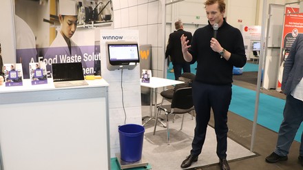 Winnow Vision erfasst und validiert den Wegwerfvorgang, um Lebensmittelverschwendung zu reduzieren. (Foto: © HOGAPAGE/Sarah Kleinen)