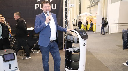 Fun Fact: Der Serviceroboter von Eventfittery reagiert auf Streicheleinheiten. Doch Vorsicht! Wenn man ihn zu lange streichelt, wird er grimmig. (Foto: © HOGAPAGE/Sarah Kleinen)