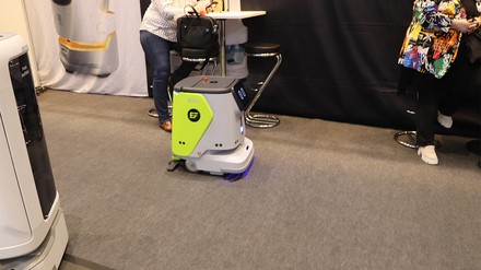 Der Reinigungsroboter Pudu CC1 war auch auf der Internorga fleißig und reinigte den ganzen Messestand von Eventfittery. (Foto: © HOGAPAGE/Sarah Kleinen)