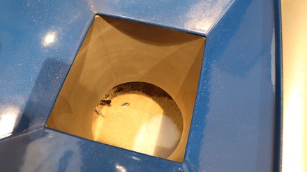 In der Besteckpoliermaschine wird das Besteck poliert und anschließend an die Sortiermaschine übergeben. (Foto: © HOGAPAGE/Sarah Kleinen)