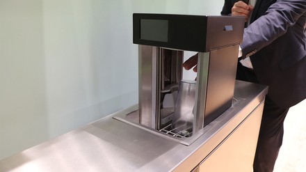 Mit dem Single Cup Washer können vom Gast mitgebrachte Getränkebecher in 30 Sekunden hygienisch gereinigt werden. (Foto: © HOGAPAGE/Sarah Kleinen)