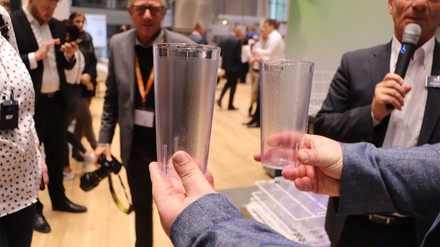 Der direkte Vergleich zeigt: Die gespülten Kunststoff-Becher aus der Untertischspülmaschine Premax GP/FP sind trocken, während die Becher bei einer herkömmlichen Spülmaschine noch feucht sind. (Foto: © HOGAPAGE/Sarah Kleinen)