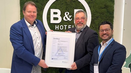 V. l. n. r.: Marcel Landwehr (B&B Hotels), Olaf Seiche und Rasched Ahmadi (TÜV Rheinland) freuen sich über die Vergabe der Zertifizierung, (Foto: © B&B HOTELS)