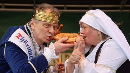 Norbert Abt (l), Thüringer Bratwurstkönig, und Susanne Sever in Vertretung der Thüringer Wurstkönigin beißen in eine Rostbratwurst beim Festival „Rostkultur 2023“ zur Eröffnung der Grillsaison in Thüringen. (Foto: © picture alliance/dpa | Bodo Schackow) Es geht um die Wurst: Norbert Abt (l), Thüringer Bratwurstkönig, und Susanne Sever in Vertretung der Thüringer Wurstkönigin beißen in eine Rostbratwurst beim Festival „Rostkultur 2023“.