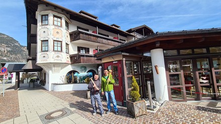 Alen Faganel (Haustechniker) und Bernhard Ostler (Leiter der Technik) sind für die Renovierungen startklar. (Foto: © Hotel Zugspitze) Alen Faganel (Haustechniker) und Bernhard Ostler (Leiter der Technik)