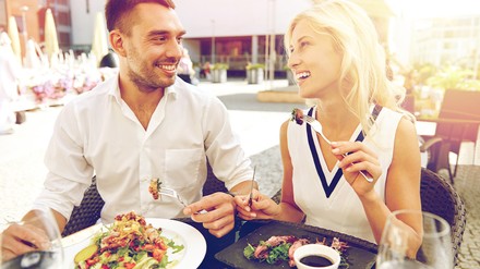 Einige Städte im Südwesten verlängern die Sonderrecht für die Außengastronomie. (Foto: © Syda Productions/stock.adobe.com) Pärchen, das im Außenbereich eines Restaurants speist