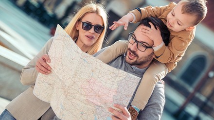 Städtereisen sind nicht mehr nur Singles oder allein reisenden Paaren vorbehalten – auch Familien entdecken die urbane Ferienzeit für sich. (Foto: © ivanko80/stock.adobe.com) Familie erkundet Stadt