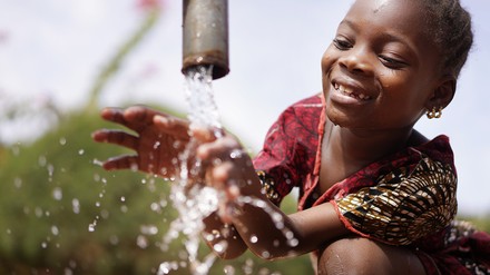 Ein Kind freut sich über frisches, sauberes Trinkwasser (Foto: ©Riccardo Niels Mayer/stock.adobe.com) Ein Kind freut sich