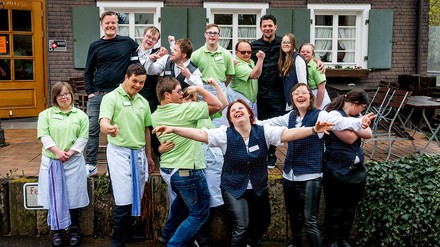 „Zum Schwarzwälder Hirsch – eine außergewöhnliche Küchencrew und Tim Mälzer“ wurde mit dem Grimme-Preis ausgezeichnet. (Foto: © RTL / Thomas Niedermüller) Zum Schwarzwälder Hirsch – eine außergewöhnliche Küchencrew und Tim Mälzer