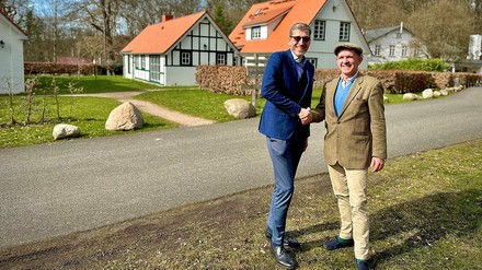 Friedrich W. Niemann zusammen mit Gregor Graf von Bismarck-Schönhausen. (Foto: © mein.sachsenwald – forsthaus friedrichsruh) Gregor Graf von Bismarck-Schönhausen schüttelt dem neuen Pächter des Forsthauses Friedrichsruh die Hand.