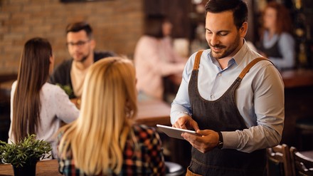 Rund 100 Fachmänner und Fachfrauen für Systemgastronomie konnten durch Fast FaSy bereits aus- und weitergebildet werden. (Foto: © Drazen/stock.adobe.com) Kellner nimmt Bestellung auf