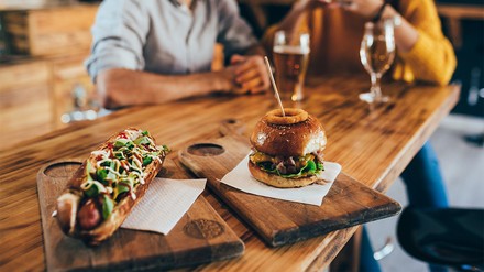 Wie sieht wohl das Essen der Zukunft aus? (Foto: © cherryandbees/stock.adobe.com) Speisen im Restaurant