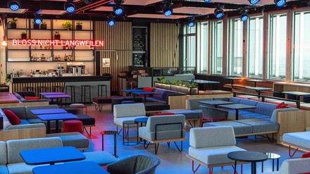 Stylisch, modern und dennoch schlicht und einfach: So beschreibt man das Gastro-Konzept der rbb Dachlounge wohl am besten. (Foto: © rbb Dachlounge – Studio 14) Im Studio 14 langweilt man sich nicht so schnell.