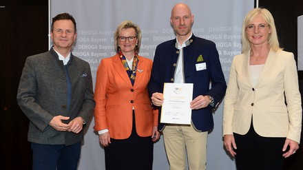 Der Dehoga Bayern hat dem Kempinski Hotel Berchtesgaden das Ausbildungs-Qualitätssiegel verliehen. (Foto: © Kempinski Hotel Berchtesgaden) Urkundenverleihung: Kempinski Hotel Berchtesgaden ist Top-Ausbildungsbetrieb