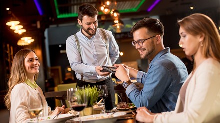In der Gastronomie stieg der reale, kalender- und saisonbereinigte Umsatz im Januar 2023 im Vormonatsvergleich um 11,4 Prozent. (Foto: © BGStock72/stock.adobe.com) Gäste bezahlen im Restaurant