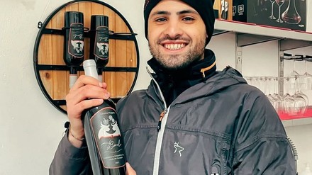 Wegen diesem Etikett sieht der österreichische Bulle rot. (Foto: © Facebook/ Cantina Muggittu) Winzer Mattia Muggittu präsentiert einen seiner Weine.