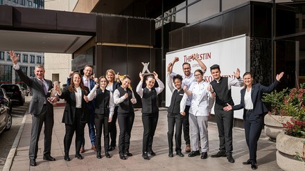 Das Team des „The Westin Leipzig“ freut sich über den „edward 2023“ (Foto:© Eric Kemnitz) IHK Bildungspreis „edward 2023“ geht an das The Westin Leipzig