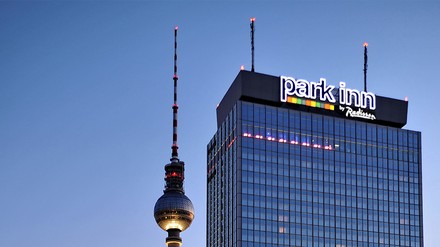Zur Earth Hour gehen im Park Inn by Radisson Berlin Alexanderplatz die Lichter aus. (Foto: ©) Im Park Inn by Radisson Berlin Alexanderplatz wird die Earth Hour zelebriert.
