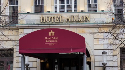 Auch das Hotel Adlon Kempinski Berlin gehört zur neuen Green Collection. (Foto: © hanohiki/stock.adobe.com) Hotel Adlon Kempinski Berlin