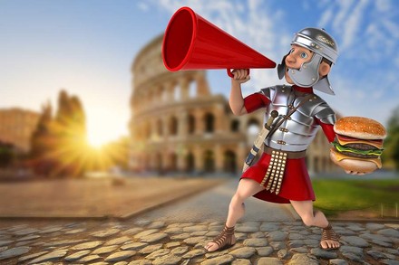Ein Römer vor dem Kolosseum schreit in ein Megafon und hält in der anderen Hand einen Hamburger