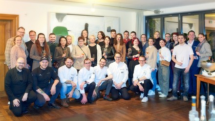 Ungefähr 30 Mitarbeiter aus 20 Betrieben versammelten sich zum Serviceleiter-Tag der JRE-Deutschland im Romantikhotel „Meisenheimer Hof“. (Foto: © Jeunes Restaurateurs (JRE)) Teilnehmer des Serviceleiter-Tags der JRE-Deutschland