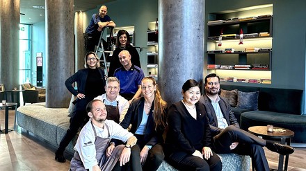 Bild in der Lobby: v. l. n. r. 1. Reihe: Jeremy Pusch, Sandra Amiri, Bolormaa Ouarghi, Christian Dettmann; 2. Reihe: Ahmad Chahrour; 3. Reihe: Rana Mudallal, Daniel Heise; 4. Reihe: Rabia Valtin; 5. Reihe (auf der Leiter): Uwe Kutscher (Foto: © Abion) Das bunte Team im Ameron Hotel Abion Berlin