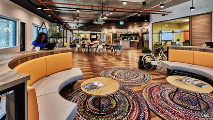 Der Wunsch nach modern ausgestatteten, flexiblen Arbeitsflächen ist bei Arbeitnehmern hoch. (Foto: © Kelvin Cuff for ID21) Food-Bereich in einem Betrieb