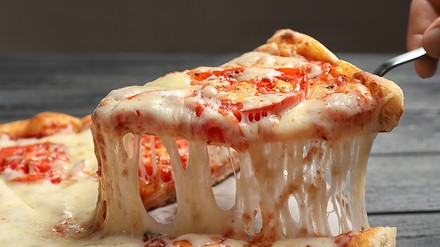 Sieht das nicht lecker aus? (Foto: © New Africa/stock.adobe.com) Eine frisch gebackene Pizza Margherita.